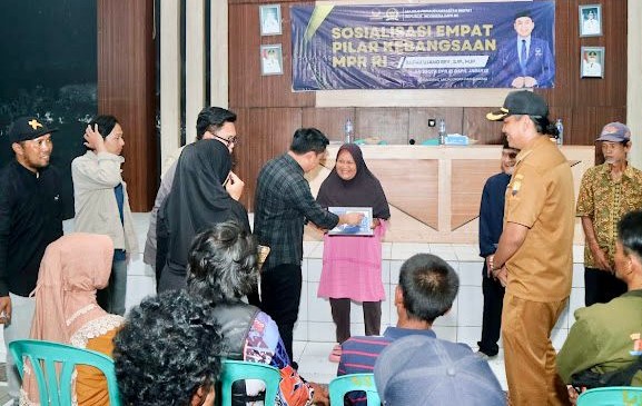 Legislator NasDem Salurkan Program Bedah Rumah untuk Warga Sumedang